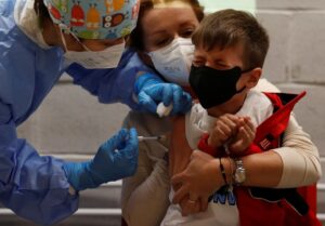 Crianças podem desenvolver sintomas após Covid-19, alerta cientista da OMS