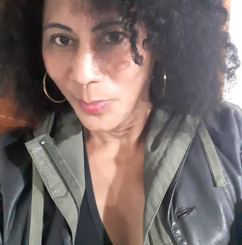 Visibilidade Trans: “Estar viva e saudável aos 43 anos, sendo negra e trans,  é um ato de resistência”, afirma a cabeleireira Suzy Caginks – Agência AIDS