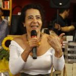 A mesma praça, o mesmo banco, as mesmas flores. E gente nova!