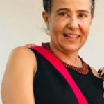 A mulher, o copo com água e a cura da aids