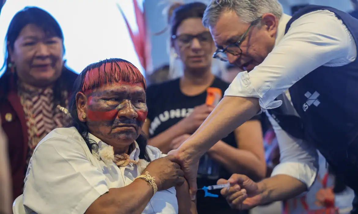 Brasília (DF) 09/04/2025 O ministro da Saúde, Alexandre Padilha, vacina indígenas durante a plenária de saúde indígena no Acampamento Terra Livre Foto: Fabio Rodrigues-Pozzebom/ Agência Brasil