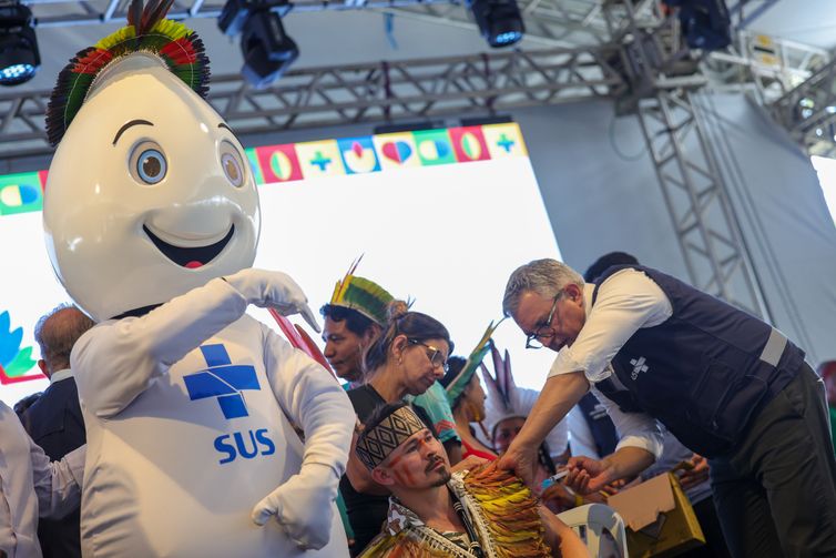 Brasília (DF) 09/04/2025 O ministro da Saúde, Alexandre Padilha, vacina indígenas durante a plenária de saúde indígena no Acampamento Terra Livre Foto: Fabio Rodrigues-Pozzebom/ Agência Brasil