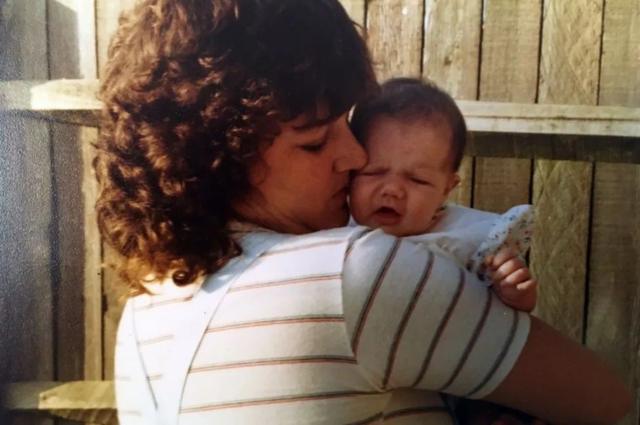 Jackie Britton com a filha bebê no colo