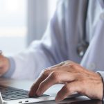 Falta de infectologistas deixa pessoas vivendo com HIV/aids sem atendimento em Guarulhos