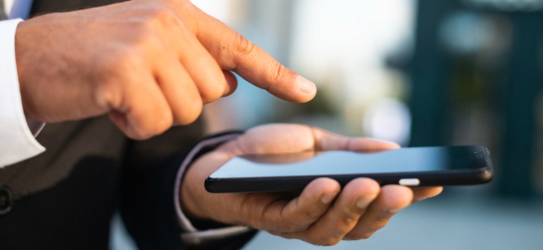 app celular mão.jpg