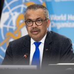 Diretor da OMS critica EUA por corte de 500 milhões de dólares em pesquisas com vacinas de RNA mensageiro, destaca Bloomberg
