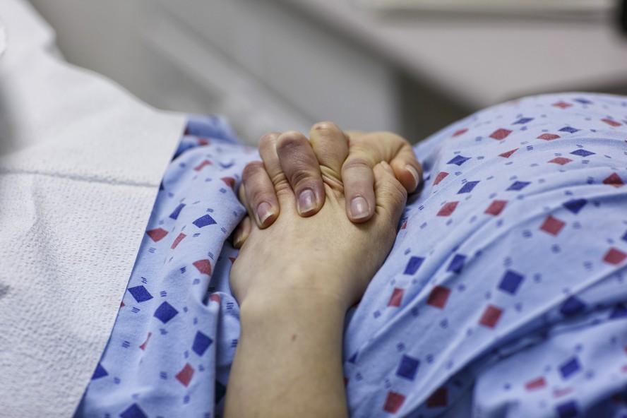 Mulher aperta as mãos durante procedimento de aborto no Alabama, EUA