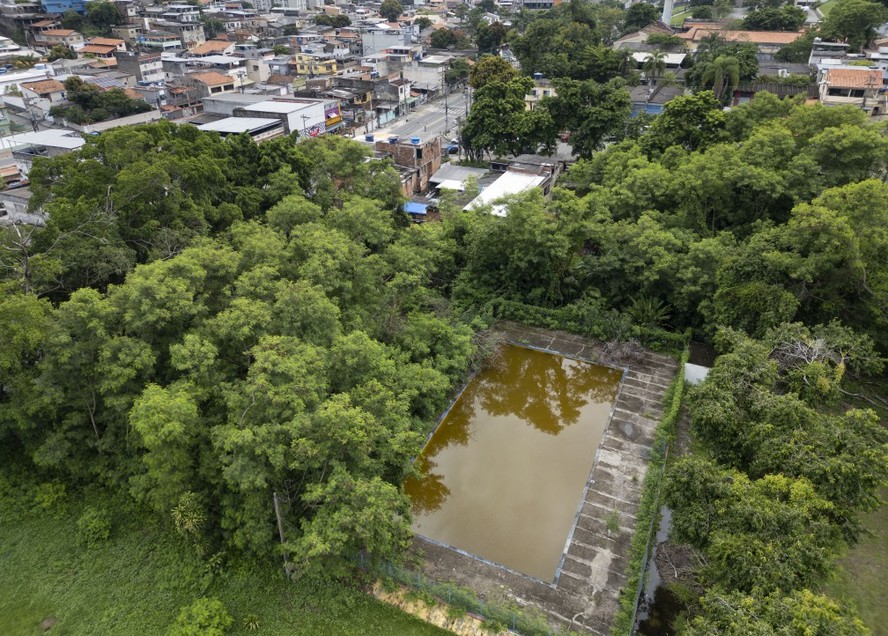 Possíveis focos de dengue. Na foto, Ciep Jornalista Wladmir Herzog, na rua Francisco Portela, Paraíso, São Gonçalo: no local há uma piscina abandonada