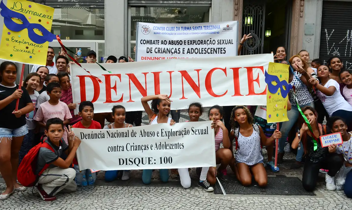 São Paulo - Bloco promove grito contra a exploração sexual de Crianças e Adolescentes no Carnaval 2017, na Praça do Patriarca, região central da cidade (Rovena Rosa/Agência Brasil)