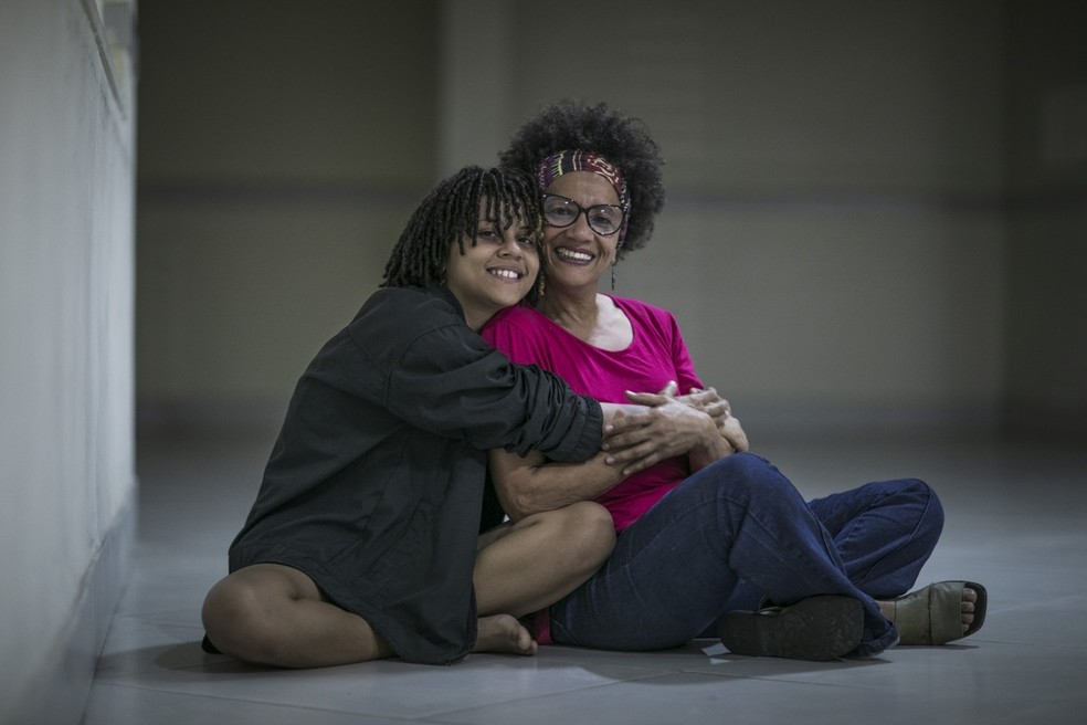 Lucas de Souza Maciel conquistou, junto à mãe Nilce Maria, a retificação de seu nome e gênero no TJRJ — Foto: Guito Moreto / Agência O Globo