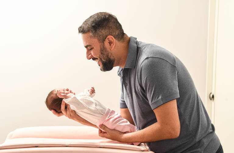 Mães comemoram pais com licença parental estendida