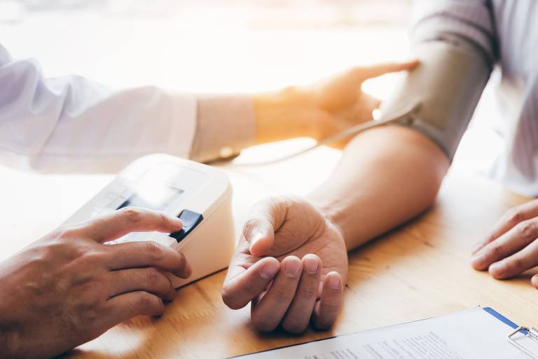 Medição de pressão arterial durante consulta médica ambulatorial