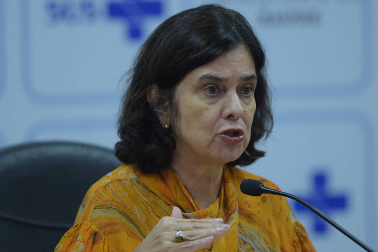 Mulher branca falando em coletiva