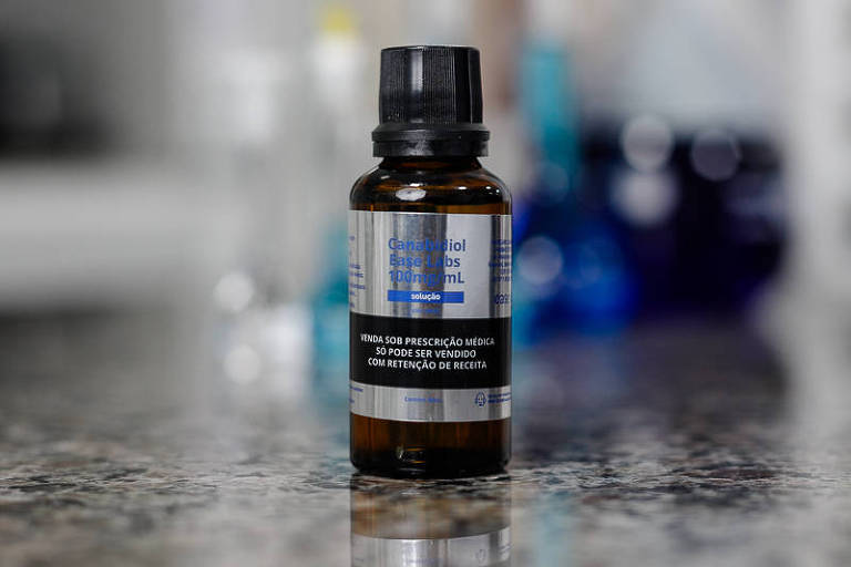 imagem mostra pequeno frasco âmbar sobre bancada