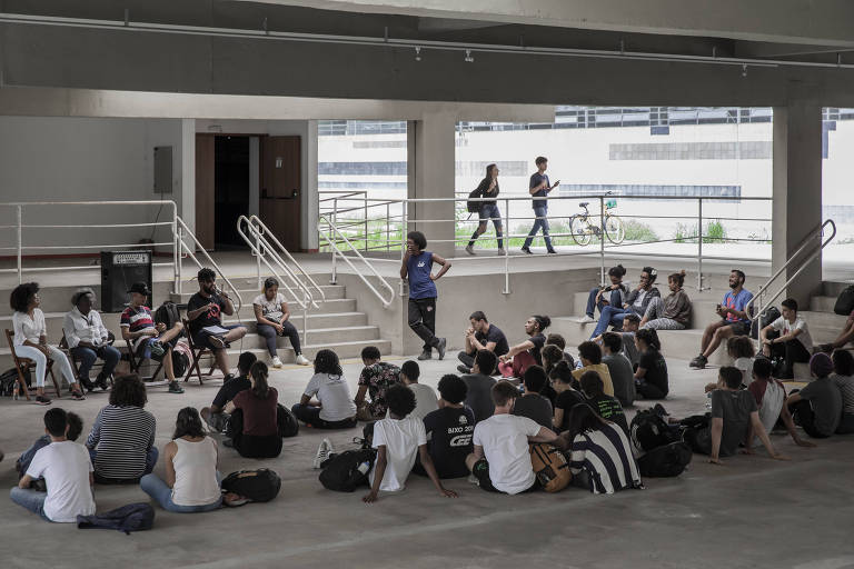 Alunos participam de debate sobre cotas na USP 