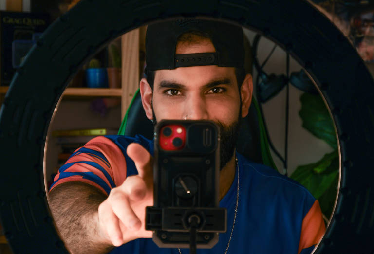 O influenciador Lucas Raniel que faz conteúdos sobre o HIV para mais de 105 mil seguidores no Instagram em sua casa no bairro do Cambuci. 