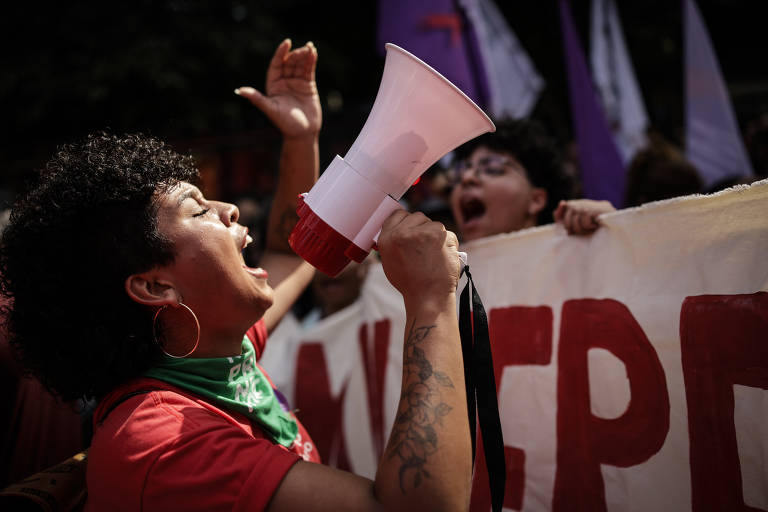 Manifestantes protestam contra violência e por direitos no Dia da Mulher