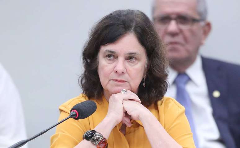 Após ter abandonado audiência, ministra da Saúde é chamada à Câmara pela 6ª vez