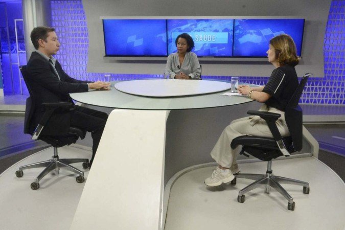 O infectologista e diretor médico de HIV da GSK, Rodrigo Zilli, no CB.Poder. Na bancada, as jornalistas Carmen Souza (C) e Sibele Negromonte - (crédito: Marcelo Ferreira/CB/D.A Press)