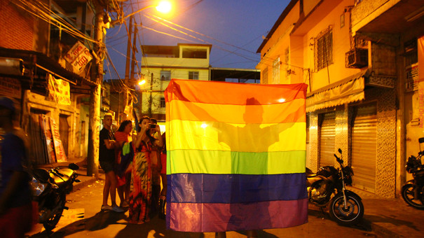 Moradores e moradoras da Maré levantam a bandeira arco-íris contra o preconceito - O Cidadão Online