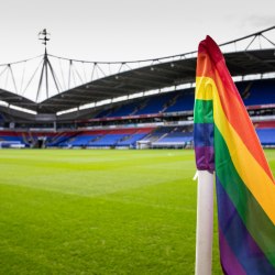Homofobia no futebol: conquistas, retrocessos e a luta dos torcedores LGBTQ+