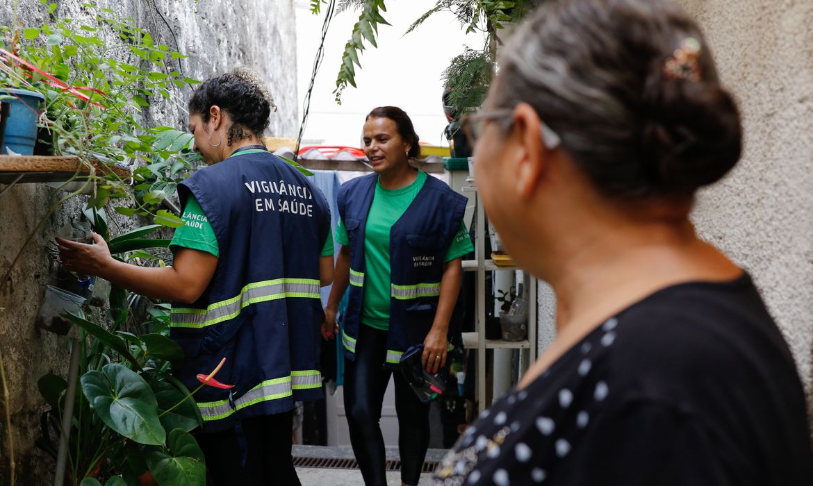 São Paulo (SP), 30/03/2023 - Agentes de vigilância em saúde fiscalizam e orientam moradores sobre focos do mosquito Aedes aegypti, transmissor da dengue, em Perdizes. Foto: Fernando Frazão/Agência Brasil