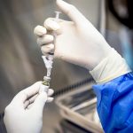 Lenacapavir é aprovado pela Anvisa, mas ativistas cobram acesso, enfrentamento às patentes e compromisso do SUS