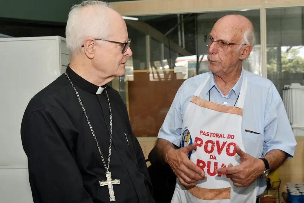 O cardeal arcebispo de São Paulo, Dom Odilo Pedro Scherer, e o padre Júlio Lancellotti, da Pastoral do Povo de Rua de SP. — Foto: Reprodução/Jornal 'O São Paulo'/Arquidiocese de SP