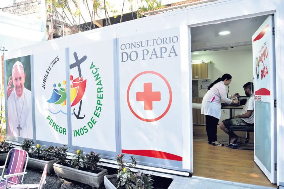 Consultório do Papa foi inaugurado em 19 de fevereiro de 2025 pela Arquidiocese de São Paulo para cuidar da saúde dos moradores de rua. — Foto: Reprodução/Jornal 'O São Paulo'/Arquidiocese de SP