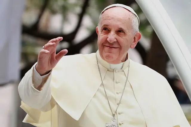 Papa Francisco faz um aceno com uma das mãos