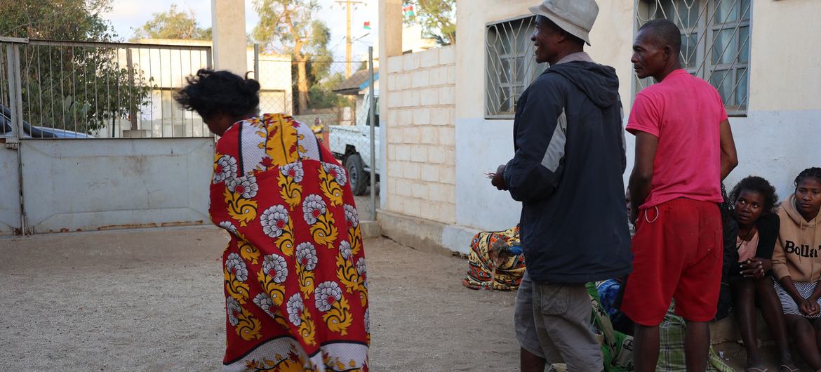 Uma mulher participa de uma consulta com um neurologista apoiado pela Organização Mundial da Saúde