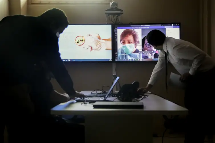 Médicos realizam atendimento remoto a pacientes que usam sistema público de saúde.