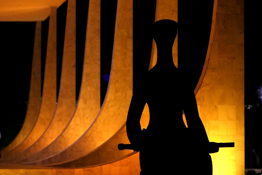 A sede do Supremo Tribunal Federal, iluminada de laranja