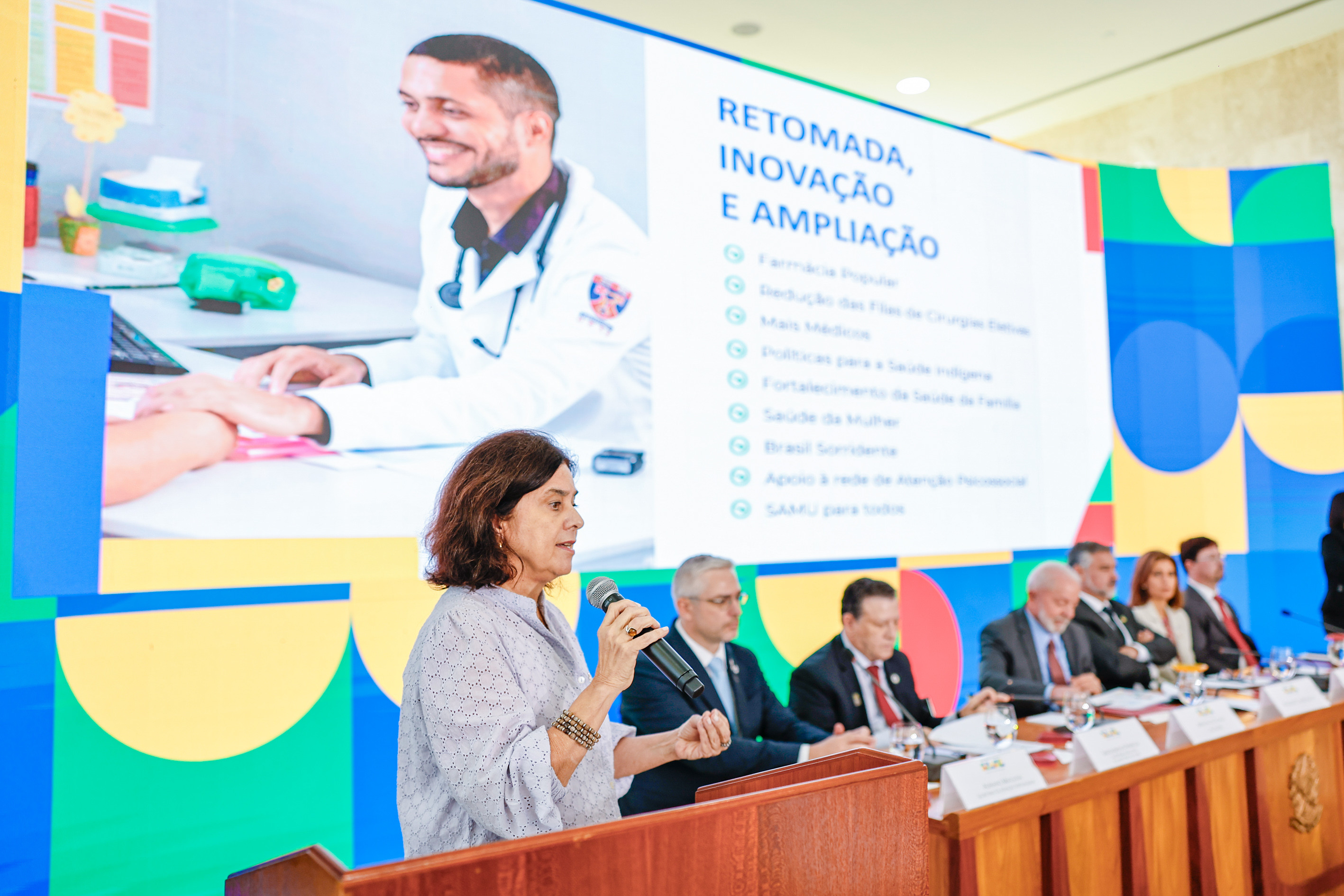 A ministra da Saúde, Nísia Trindade, fala durante apresentação no Palácio do Planalto sobre a pasta, com a participação do presidente Luiz Inácio Lula da Silva, na segunda-feira