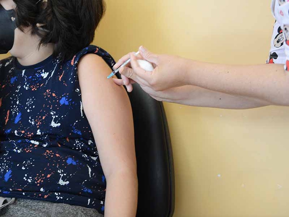 Meninos e meninas de 9 a 14 anos podem se vacinar gratuitamente no SUS — Foto: Carlos Bassan