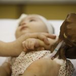 SUS inclui proteção contra bronquiolite para bebês prematuros e crianças com comorbidades, informa Folha de São Paulo