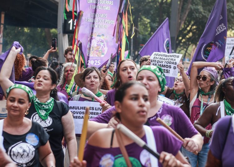 Mulheres marcham na avenida Paulista, em São Paulo (SP), no ato do 8 de março