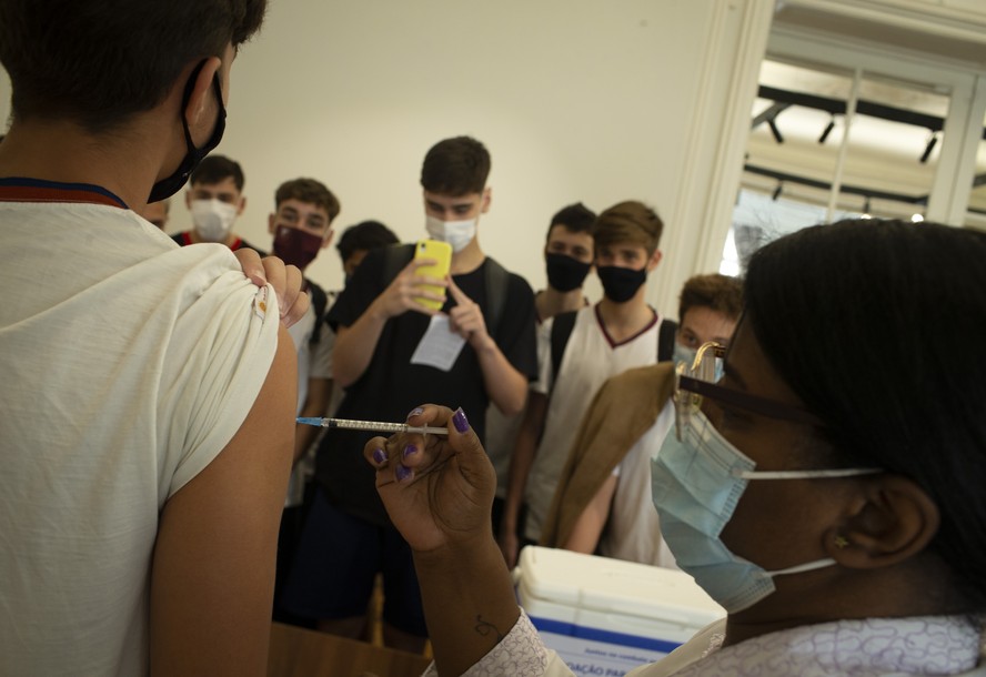 Vacinação de adolescentes na cidade do Rio de Janeiro