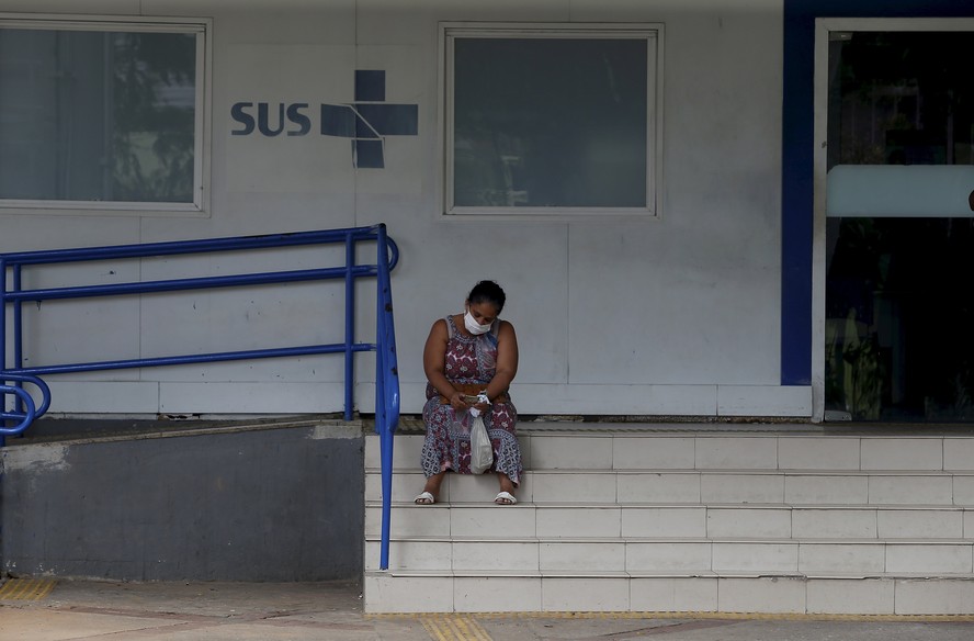 Paciente espera em frente ao SUS