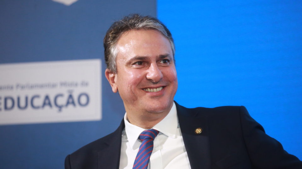 "Governo está aberto a cotas para trans", ministro da Educação Camilo Santana