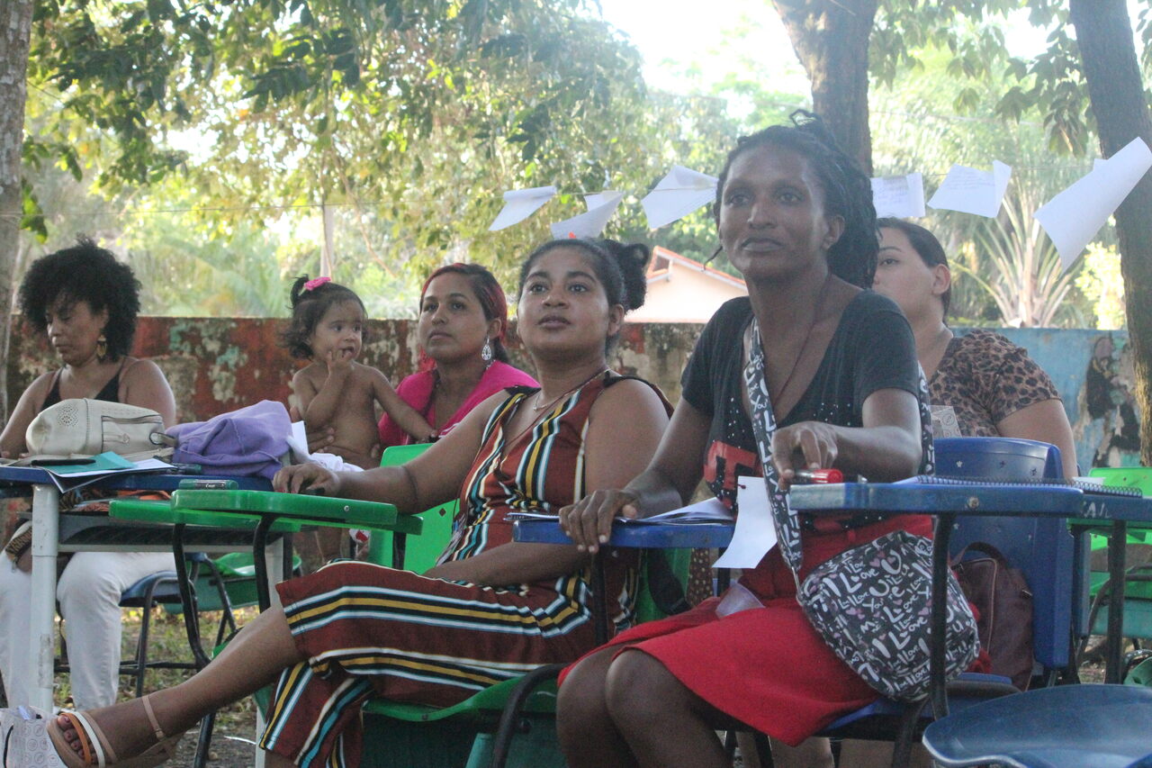 Mulheres locais durante uma rodada de conversa