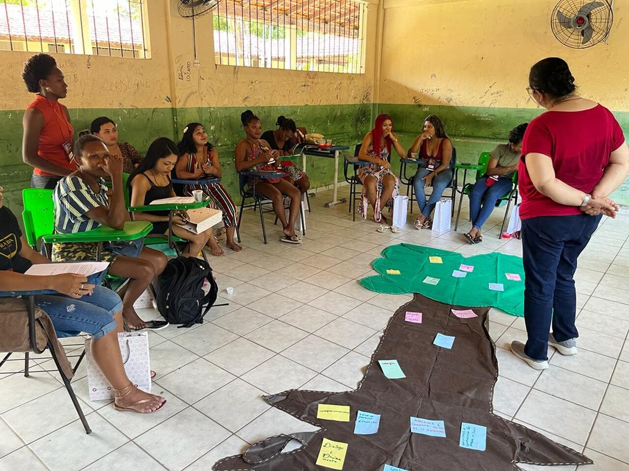 Mulheres locais durante uma rodada de conversa