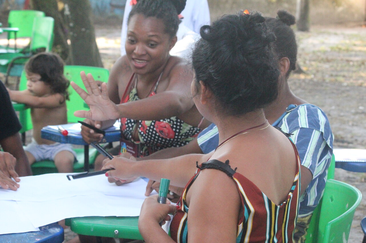 Mulheres locais durante uma rodada de conversa