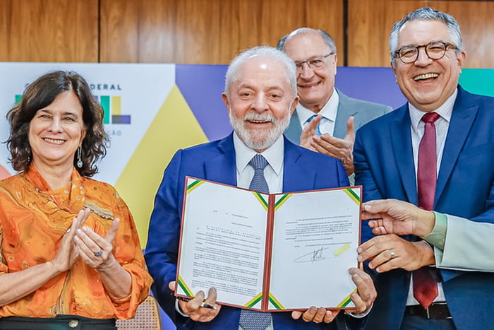 Foto colorida de Nísia Trindade, Lula e Padilha