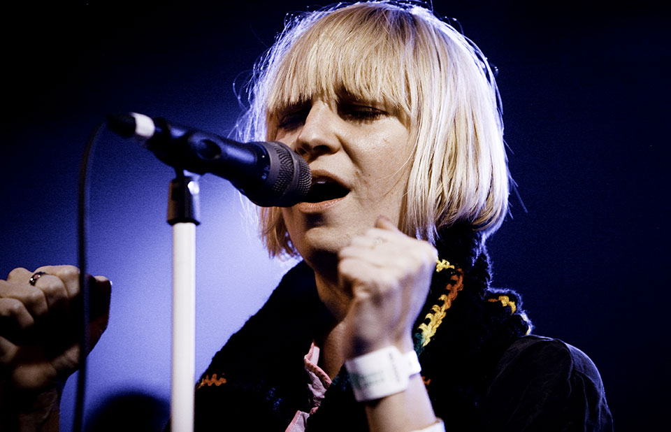 A cantora e compositora Sia do hit Unstoppable