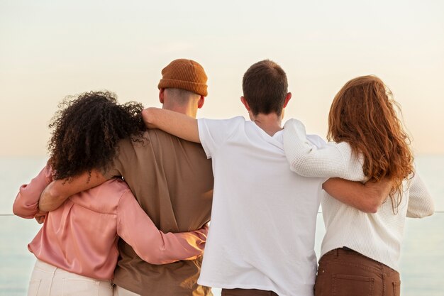 Amigos Abracando Imagens – Download Grátis no Freepik