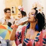 Sexo seguro, hidratação e responsabilidade: guia de saúde para o Carnaval 2026 divulgado pelo O Tempo