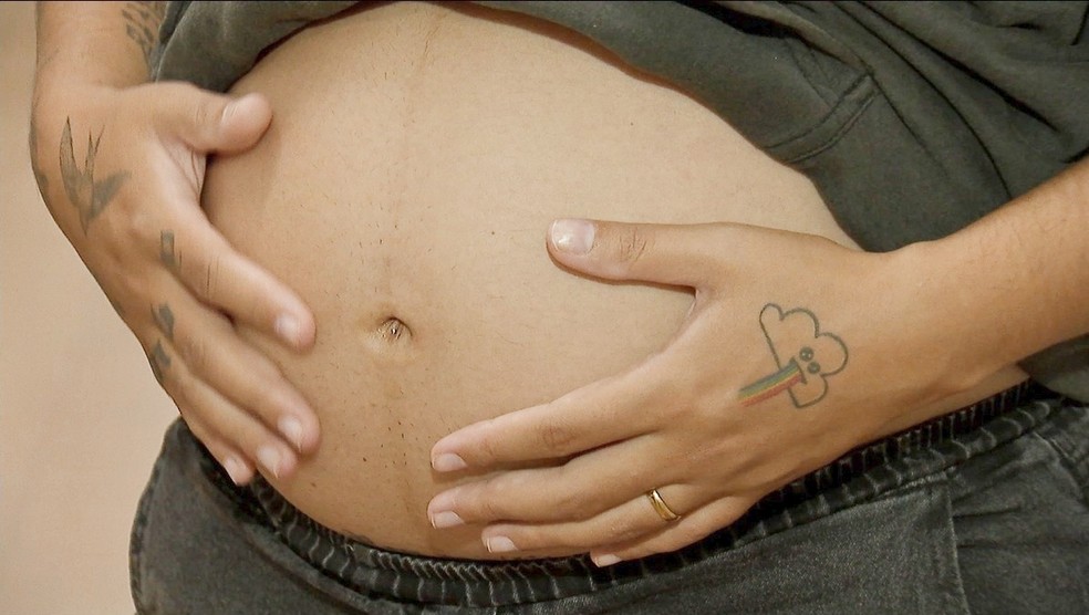 Caio segurando a barriga. — Foto: TV Morena