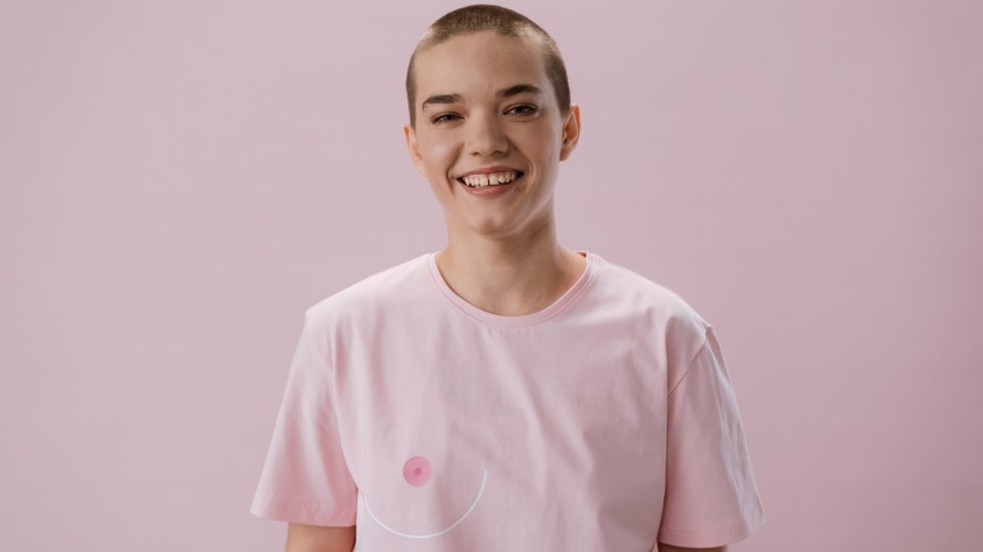 Câncer de mama pode aparecer em mulheres e homens trans