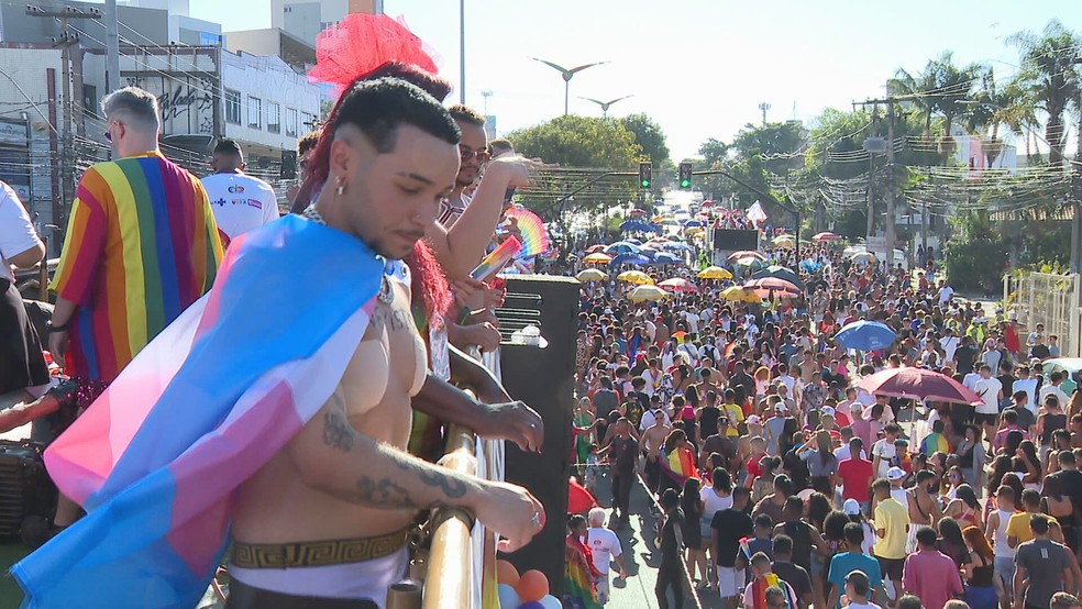 A 17ª Parada do Orgulho LGBTQIA+ reuniu milhares de pessoas em Contagem, na Grande BH — Foto: Reprodução/TV Globo